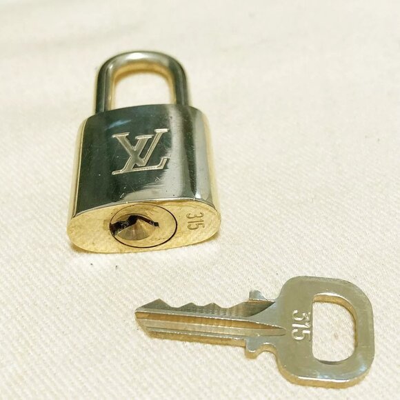 authenticity guaranteed LOUIS VUITTON LV 10 SET PADLOCK KEY BAG CHARM - Picture 4 of 4